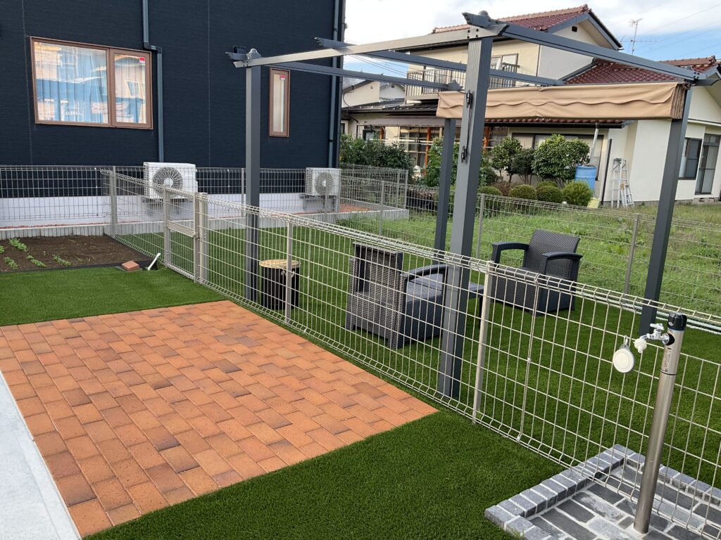 シェード付きテラスと人工芝のお庭工事｜塩尻市